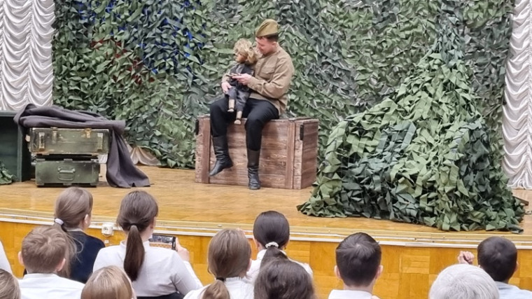 Юные зрители Талинской школы окунулись в атмосферу "Сына полка".